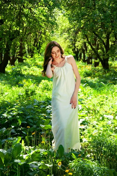 Frau in einem langen weißen Kleid — Stockfoto