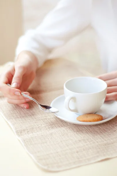 Una donna che beve tè in un caffè. Mani in primo piano . — Foto Stock