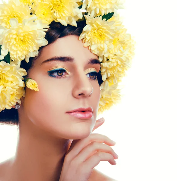 Fille avec une couronne de fleurs. Femme caucasienne avec bronzé lumineux — Photo