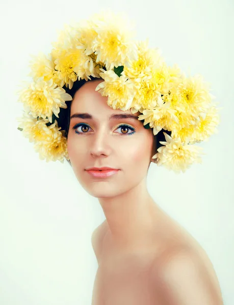 Καυκάσιος γυναίκα με κίτρινα λουλούδια στεφάνι γύρω από το κεφάλι της — Φωτογραφία Αρχείου