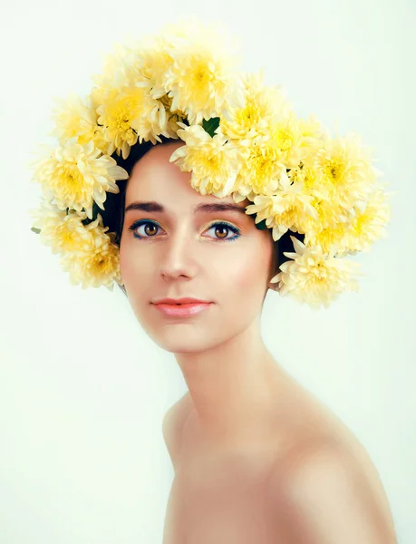 Mujer caucásica con flores amarillas corona alrededor de su cabeza —  Fotos de Stock