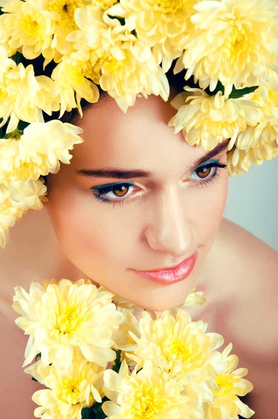 그녀의 머리 주위 노란 꽃 화 환을 가진 백인 여자 — 스톡 사진
