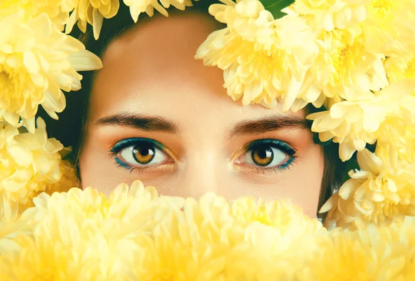 Mujer caucásica con flores amarillas corona alrededor de su cabeza —  Fotos de Stock