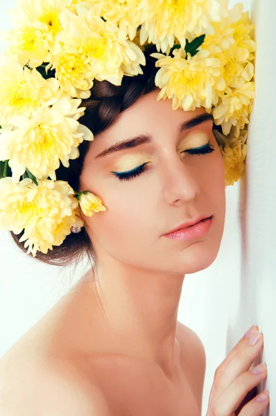 Fille avec une couronne de fleurs. Femme caucasienne avec bronzé lumineux — Photo