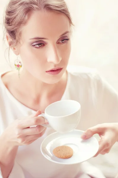 Hermosa rubia elegante sentada en un café bebiendo té Fotos de stock