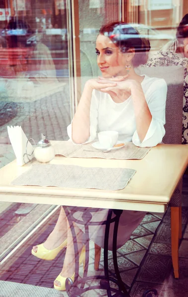 Piękna blondynka elegancki siedząc w kawiarni picia herbaty. Thr widok Obrazek Stockowy