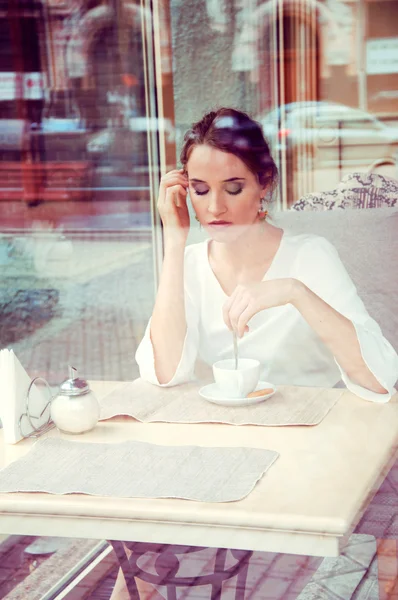Piękna blondynka elegancki siedząc w kawiarni picie herbaty Zdjęcia Stockowe bez tantiem