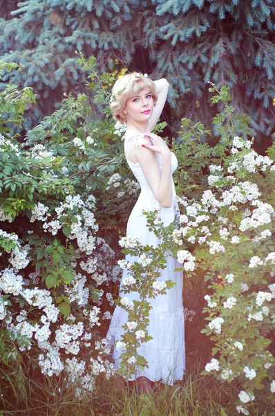 Beyaz sundress bahçede poz güzel sarışın kadın — Stok fotoğraf