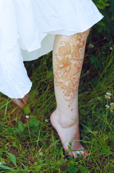 Patas de mujer desnuda con flores pintadas de henna —  Fotos de Stock