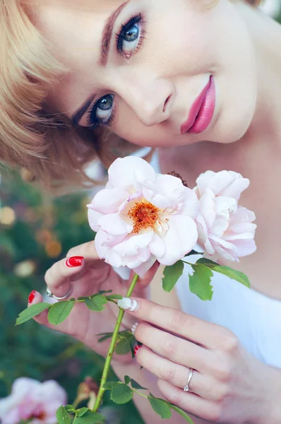 Beautiful blonde woman holding a white rose — Stock Photo, Image