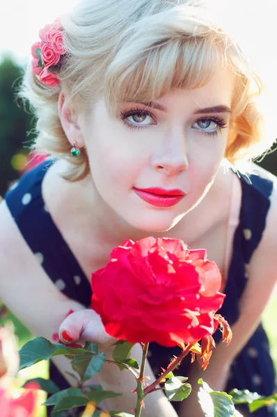 Hermosa mujer rubia en vestido azul posando en el jardín —  Fotos de Stock