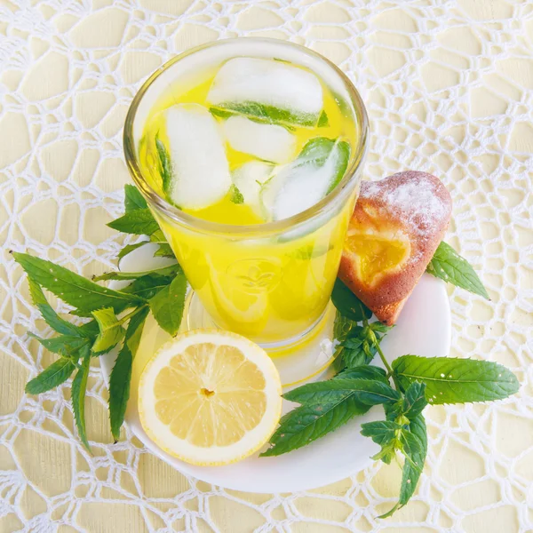 Limonada fría fresca con hojas de menta y galletas — Foto de Stock