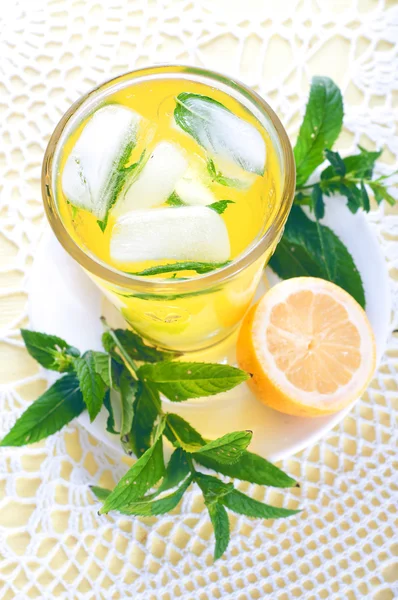 Limun dingin segar dengan daun mint dan lemon . — Stok Foto