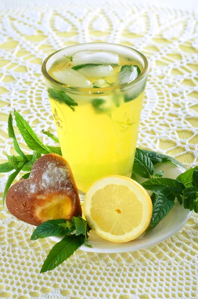 Limonata fresca fredda con foglie di menta e biscotti — Foto Stock