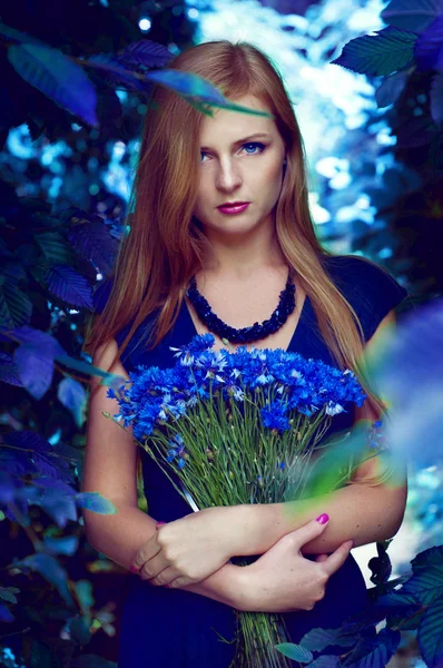 Blonde Kaukasische vrouw met een boeket van korenbloem — Stockfoto