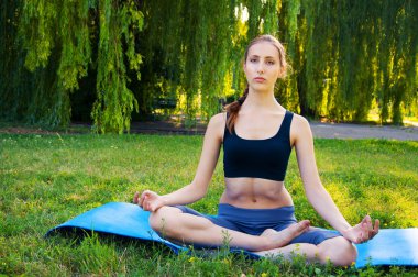 Bir yoga mat üzerinde meditasyon sporcumuz