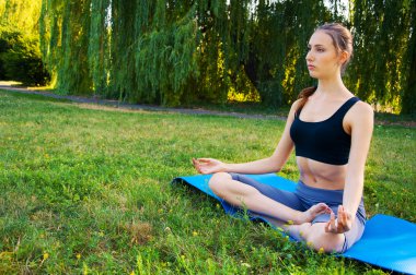Bir yoga mat üzerinde meditasyon sporcumuz