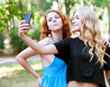 Bir selfie alarak iki kız arkadaşım