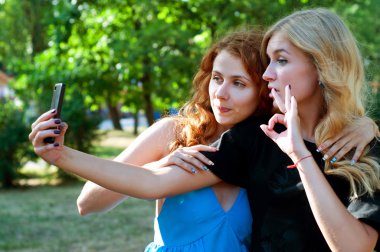 Bir selfie alarak iki kız arkadaşım