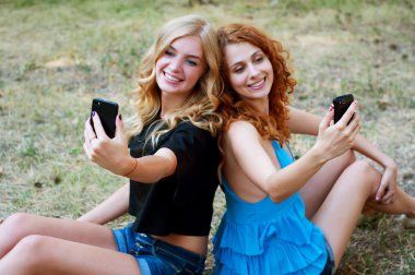 Bir selfie alarak iki kız arkadaşım