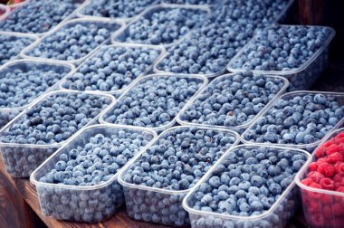 Yaban mersini sepetleri bir dükkanı ekranda. Açık pazar yeri.