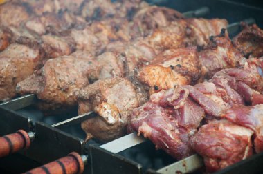 Barbekü et şiş üzerinde 