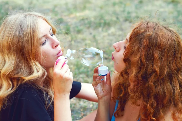 Two friends blowing soap bubbles — Stock Photo, Image