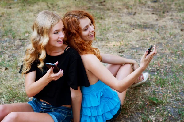 Duas namoradas tirando uma selfie — Fotografia de Stock