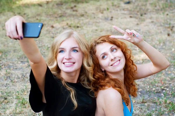 Two girlfriends taking a selfie — Stock Photo, Image