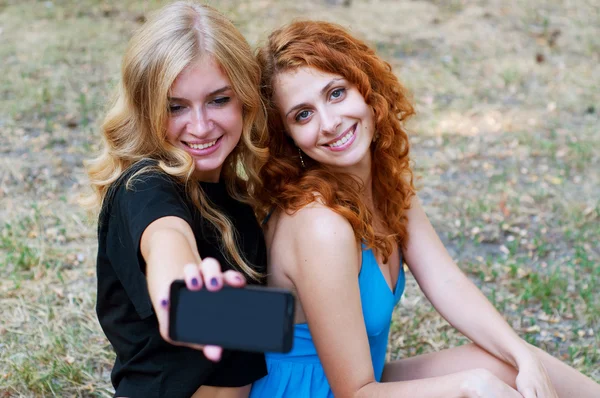 Due amiche che si fanno un selfie — Foto Stock