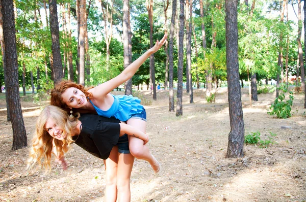 Duas namoradas se divertindo no parque — Fotografia de Stock