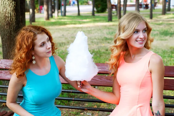 Due amiche che mangiano zucchero filato — Foto Stock