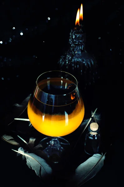 Приготування чарівного зілля. Хелловінські напої . — стокове фото
