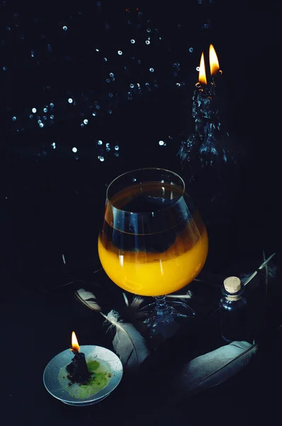Preparación mágica de pociones. Bebidas de Halloween . — Foto de Stock