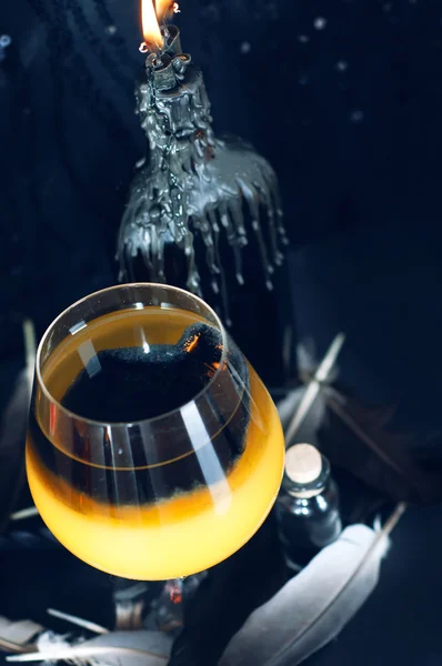 Preparación mágica de pociones. Bebidas de Halloween . — Foto de Stock