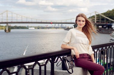 İhale genç kadın iskelede oturuyordu