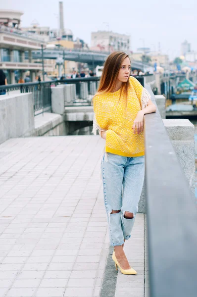 Sokak şehir uzun saçlı Kızıl saçlı kız moda