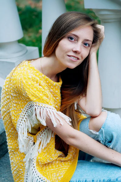 Straße Stadt Mode rothaarige Mädchen mit langen Haaren — Stockfoto