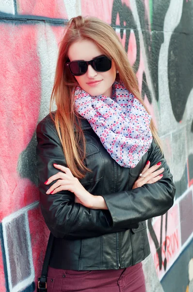 Mujer joven de moda en chaqueta de cuero negro y gafas de sol —  Fotos de Stock