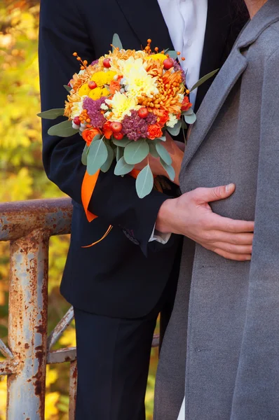 Bruden och brudgummen på den gamla bron. Höstens utomhusmiljö. — Stockfoto
