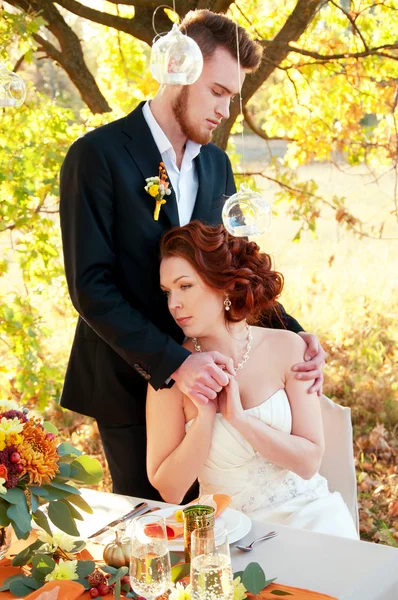 Νύφη και γαμπρός στο τραπέζι του γάμου. Φθινόπωρο υπαίθρια ρύθμιση. — Φωτογραφία Αρχείου