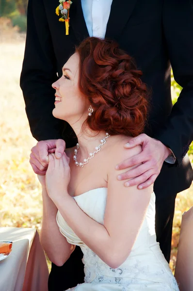 Novia y novio en la mesa de bodas. Otoño entorno al aire libre . — Foto de Stock