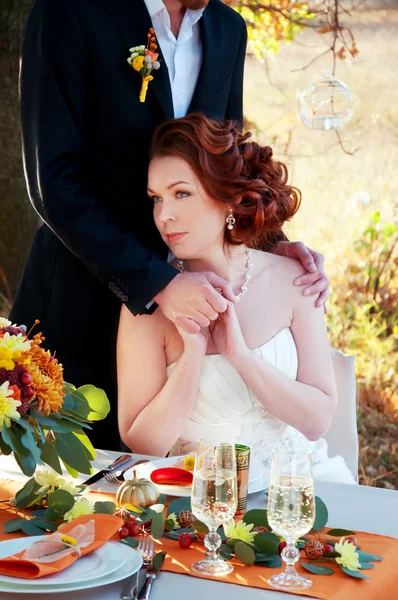 Novia y novio en la mesa de bodas. Otoño entorno al aire libre . — Foto de Stock