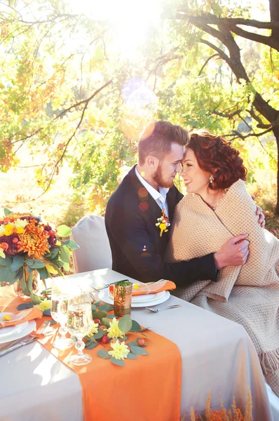 Novia y novio en la mesa de bodas. Otoño entorno al aire libre . — Foto de Stock