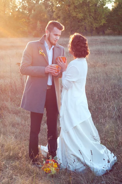 Bruid en bruidegom samen. Romantische herfst buiten instelling. — Stockfoto