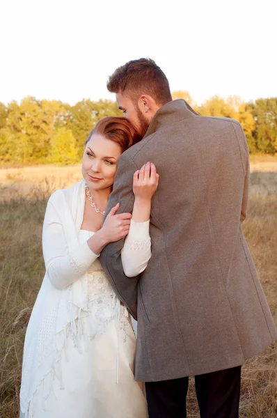 Bruid en bruidegom samen. Romantische herfst buiten instelling. — Stockfoto