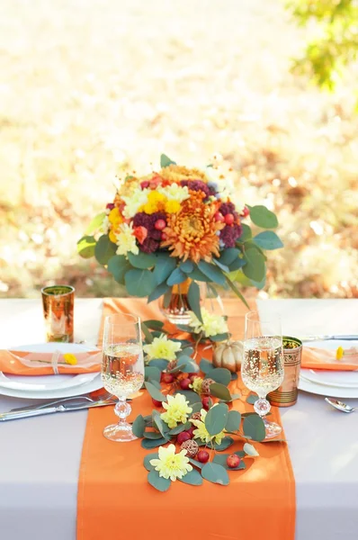Mesa exquisitamente decorada para dos. Ajuste de mesa temática otoño Fotos de stock