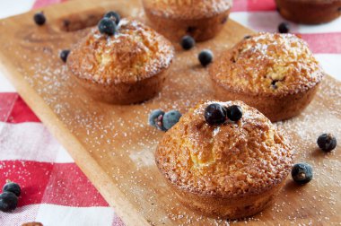 Taze pişmiş kek çikolata şeker ve Siyah frenk üzümü ber