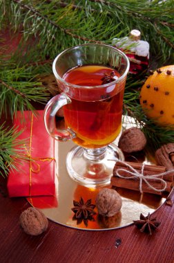 Sıcak kış içecekler. Siyah çay limon, tarçın, yıldız anason se ile