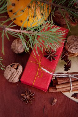 Kış baharat ve fındık ile Noel ağacı altında var